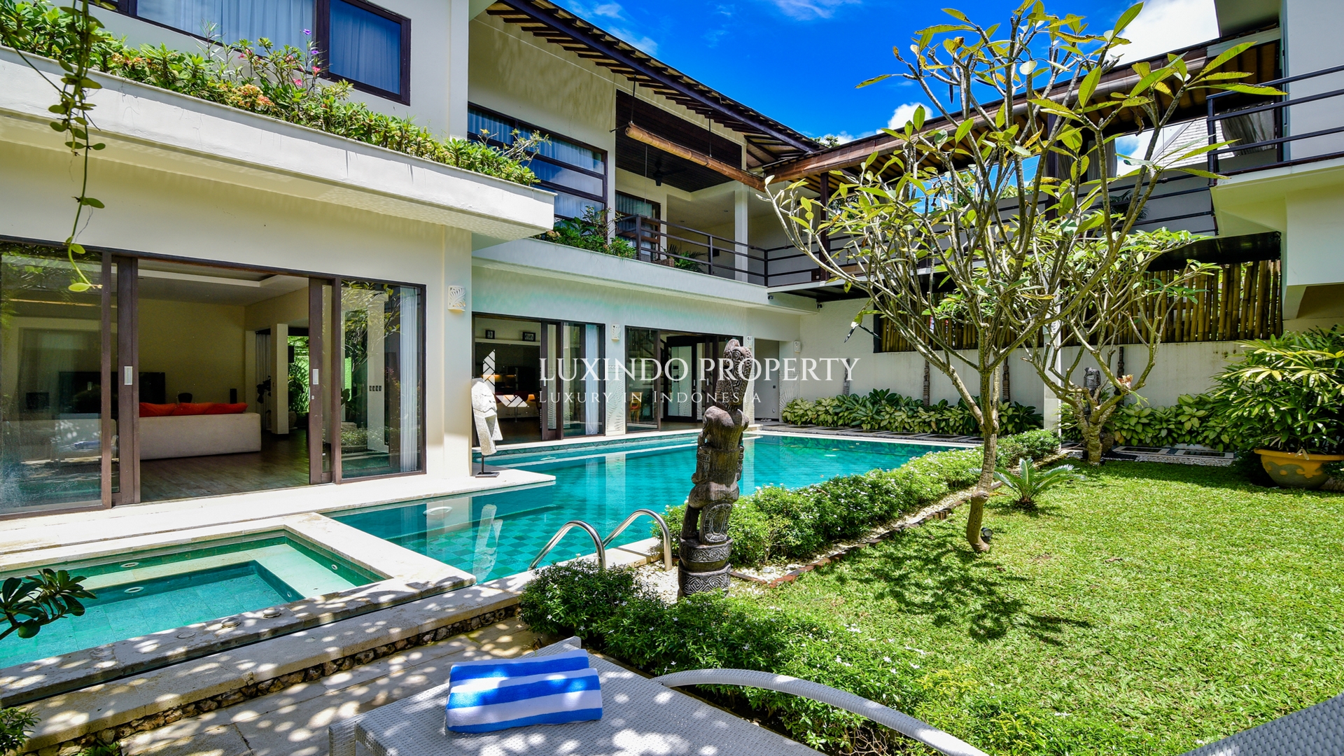 SANUR - 4+1 FREEHOLD VILLA WITH OCEAN VIEW (FHV504)